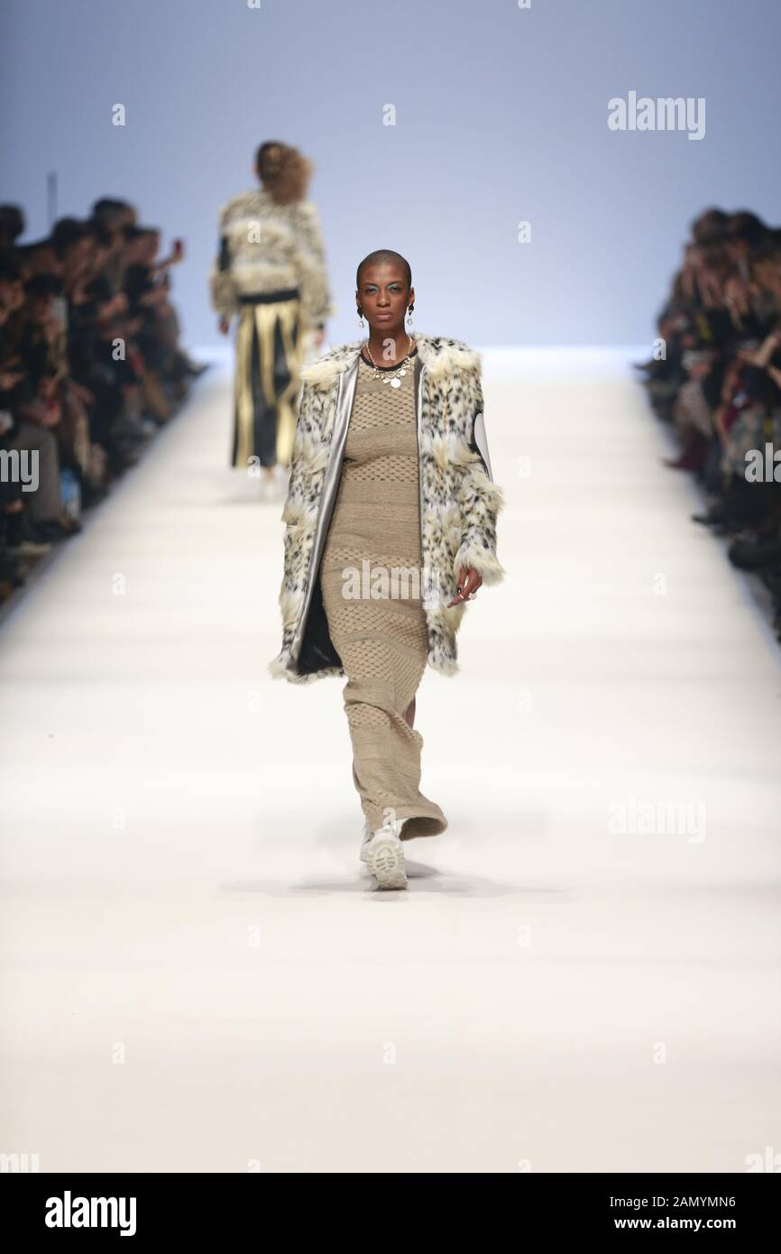 Deutschland, Berlin, 15.01.2020. Rebekka Ruétz Kollektionen auf der Mercedes-Benz Fashion Week (MBFW) Herbst/Winter 2020 im Kraftwerk Berlin in Berlin-Mitte. Das Bild zeigt Modelle mit der Sammlung von Rebekka Ruetz. Stockfoto