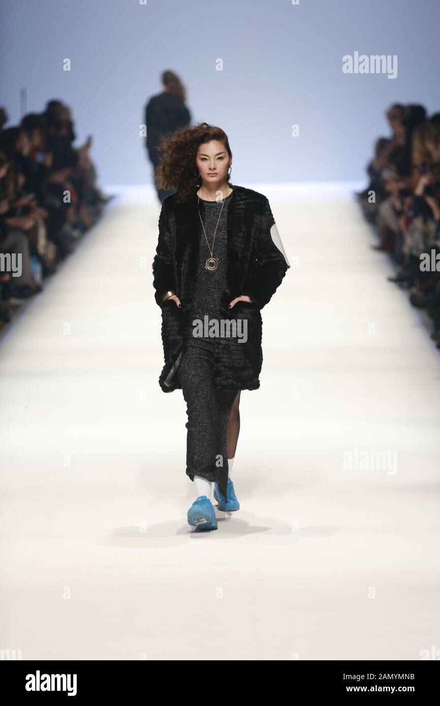 Deutschland, Berlin, 15.01.2020. Rebekka Ruétz Kollektionen auf der Mercedes-Benz Fashion Week (MBFW) Herbst/Winter 2020 im Kraftwerk Berlin in Berlin-Mitte. Das Bild zeigt Modelle mit der Sammlung von Rebekka Ruetz. Stockfoto