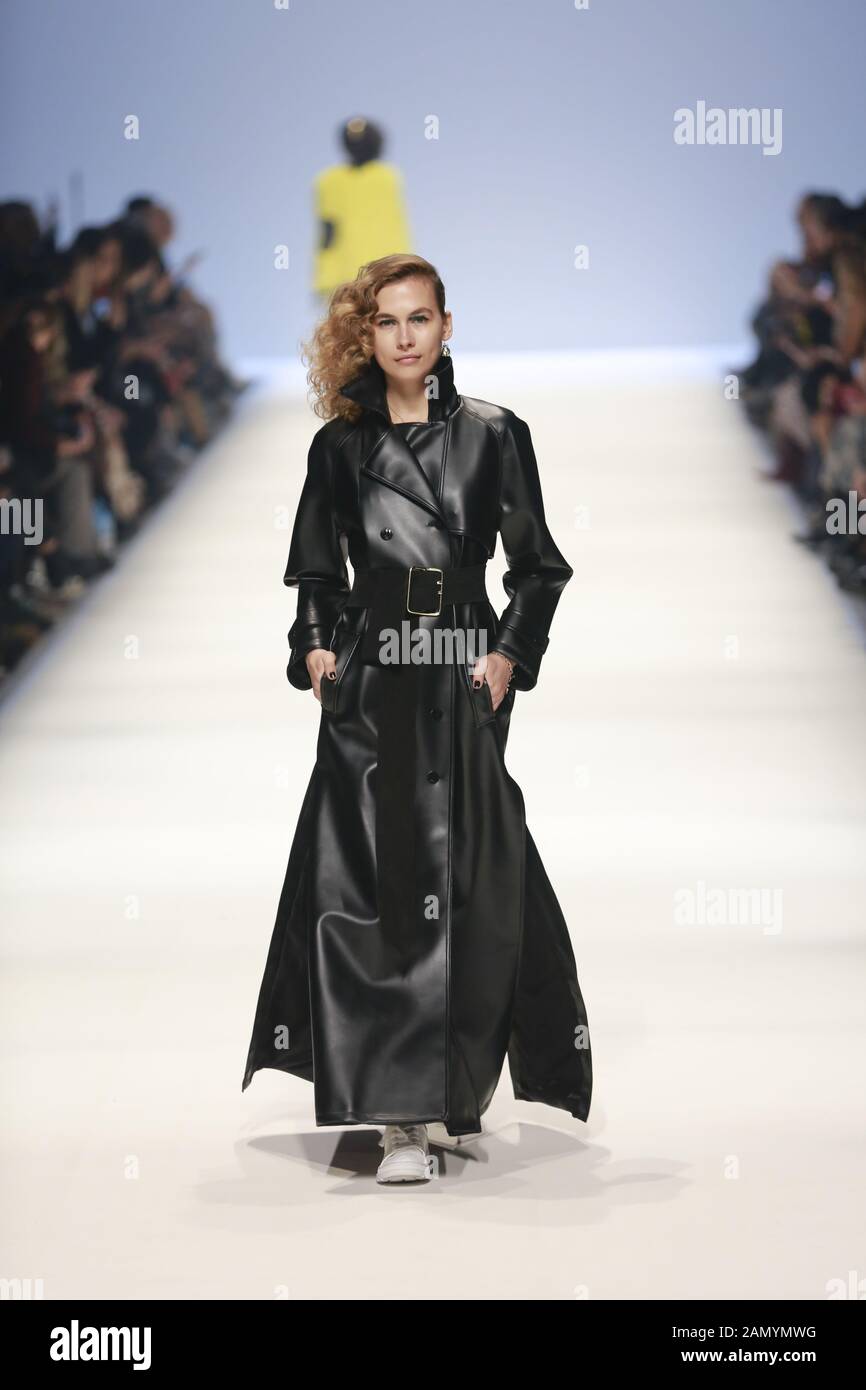 Deutschland, Berlin, 15.01.2020. Rebekka Ruétz Kollektionen auf der Mercedes-Benz Fashion Week (MBFW) Herbst/Winter 2020 im Kraftwerk Berlin in Berlin-Mitte. Das Bild zeigt Modelle mit der Sammlung von Rebekka Ruetz. Stockfoto