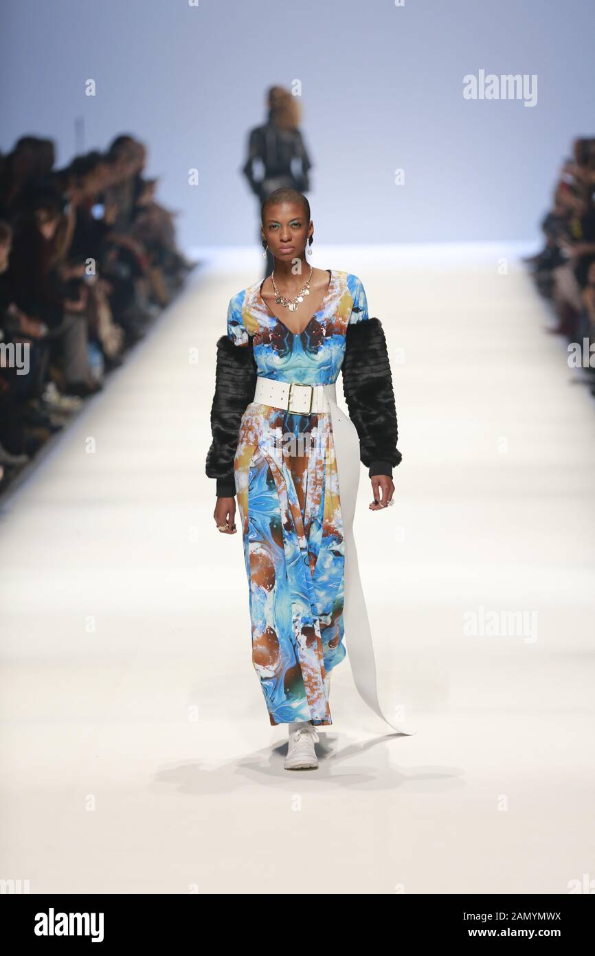 Deutschland, Berlin, 15.01.2020. Rebekka Ruétz Kollektionen auf der Mercedes-Benz Fashion Week (MBFW) Herbst/Winter 2020 im Kraftwerk Berlin in Berlin-Mitte. Das Bild zeigt Modelle mit der Sammlung von Rebekka Ruetz. Stockfoto