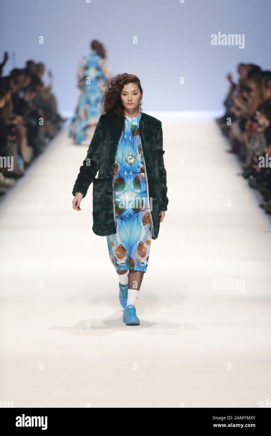 Deutschland, Berlin, 15.01.2020. Rebekka Ruétz Kollektionen auf der Mercedes-Benz Fashion Week (MBFW) Herbst/Winter 2020 im Kraftwerk Berlin in Berlin-Mitte. Das Bild zeigt Modelle mit der Sammlung von Rebekka Ruetz. Stockfoto