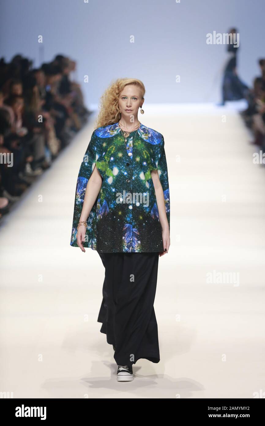 Deutschland, Berlin, 15.01.2020. Rebekka Ruétz Kollektionen auf der Mercedes-Benz Fashion Week (MBFW) Herbst/Winter 2020 im Kraftwerk Berlin in Berlin-Mitte. Das Bild zeigt Modelle mit der Sammlung von Rebekka Ruetz. Stockfoto