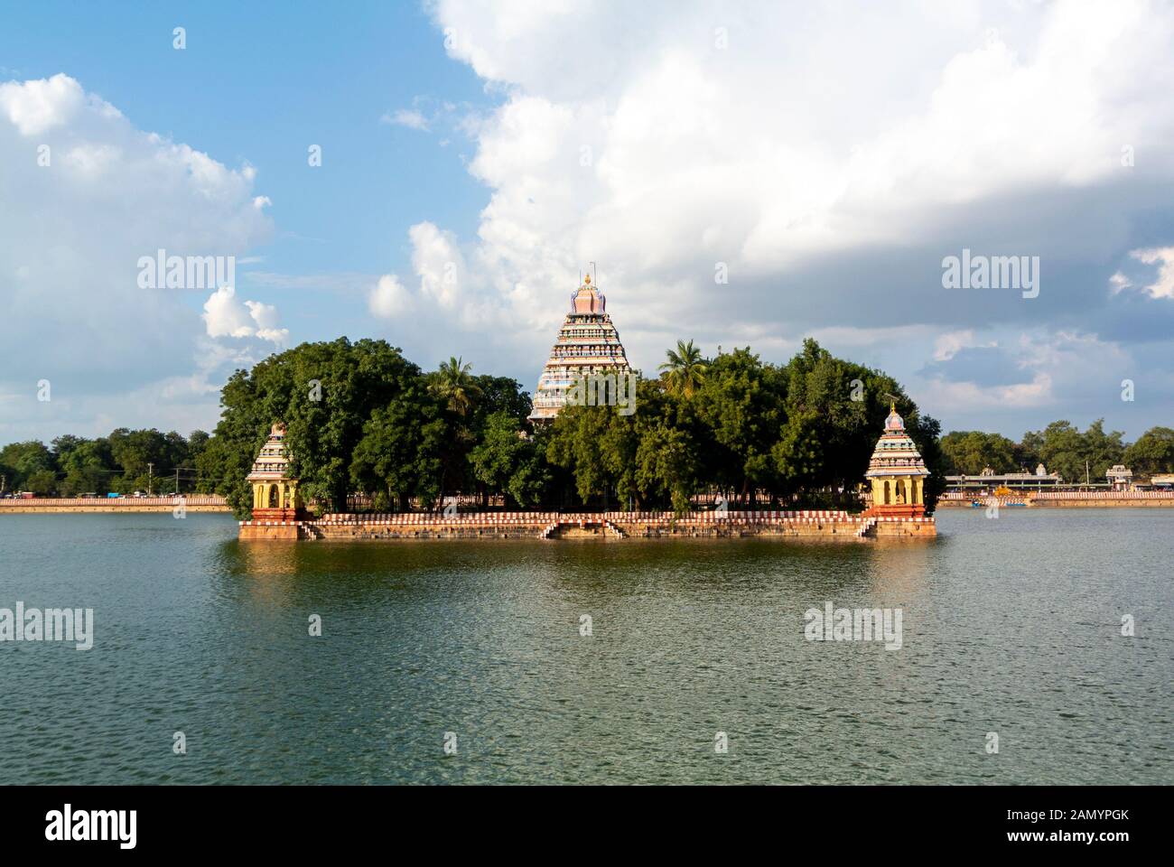 Hindou-Tempel auf einem Bassin, Madurai, Südindien Stockfoto