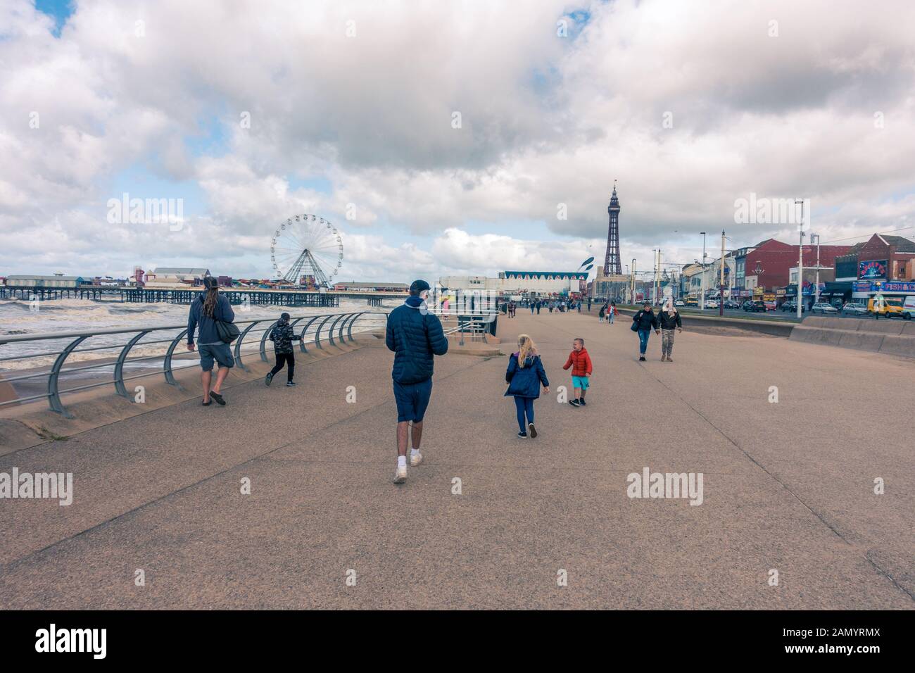 Menschen, Die Am Blackpool Pier Entlang Laufen Stockfoto