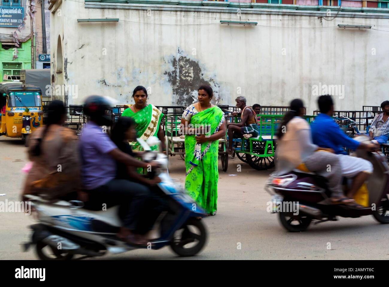 Indische Frauen auf der Straße mit Verkehr, Madurai, Südindien Stockfoto