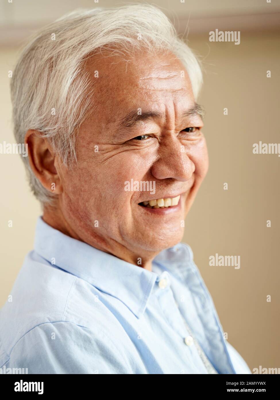 Porträt eines asiatischen älteren Mannes, glücklich und lächelnd Stockfoto
