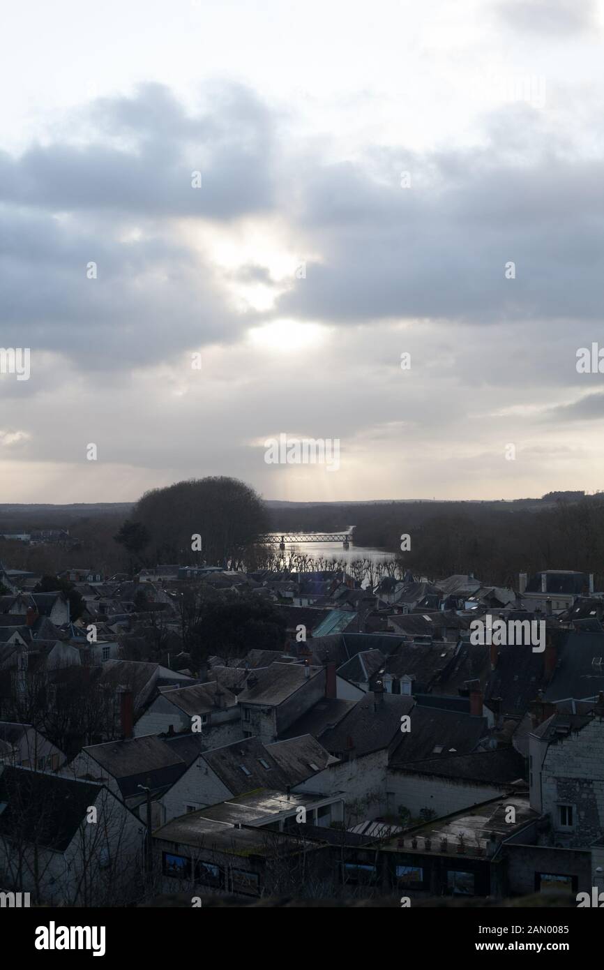 Die kleine historische Stadt Chinon am Fluss Vienne im Winter, Indre-et-Loire, Center-Val de Loire, Frankreich Stockfoto
