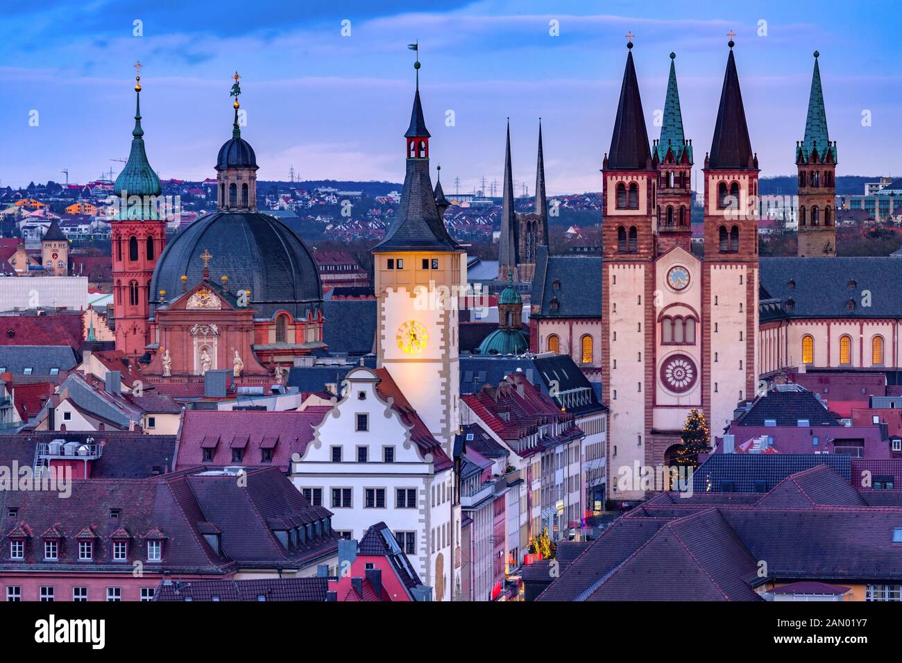 Nächtlicher Blick auf Die Altstadt mit Dom und Rathaus in Würzburg, Teil der Romantischen Straße, Franken, Bayern, Deutschland Stockfoto