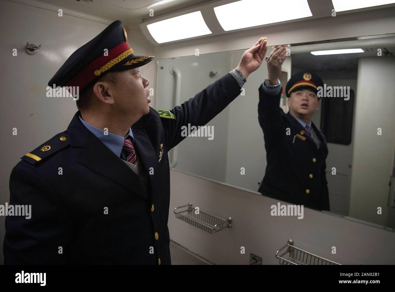 (200115) -- TAIYUAN, 15. Januar 2020 (Xinhua) -- der Zugleiter Zhao Yao überprüft den hygienischen Zustand des K884-Zuges von Taiyuan aus der nordchinesischen Provinz Shanxi nach Qingdao der ostchinesischen Provinz Shandong, 11. Januar 2020. Während Millionen Chinesen nach Hause gehen, um den Vorabend des Frühlingsfestes zu fangen, werden Chinas Lunar-Neujahr, Zhao Yao und Chen Haiyan, ein Paar, die beide als Schaffner in Zügen arbeiten, den Geburtstag ihrer Tochter wieder verpassen, der am selben Tag des Vorabend fällt. Auch der wichtigste Familientreffen für Chinesen. Es gibt nur drei Mal, dass das Paar die ausgibt Stockfoto