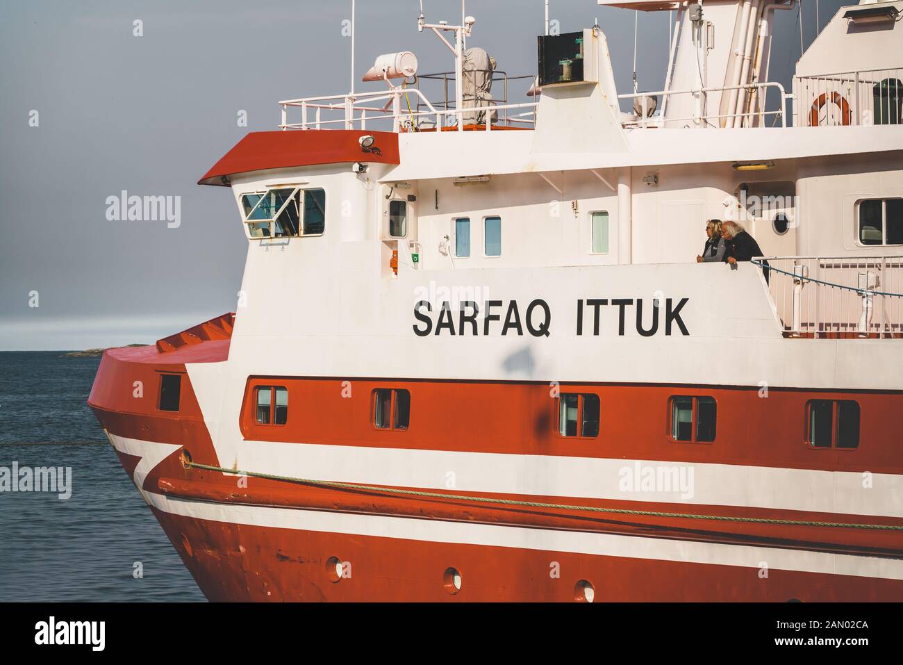 Ilulissat, Grönland, 18. August 2019: Das Schiff sarfaq ittuk in den Hafen und Hafen von Ilulissat im Sommer in Grönland. Stockfoto