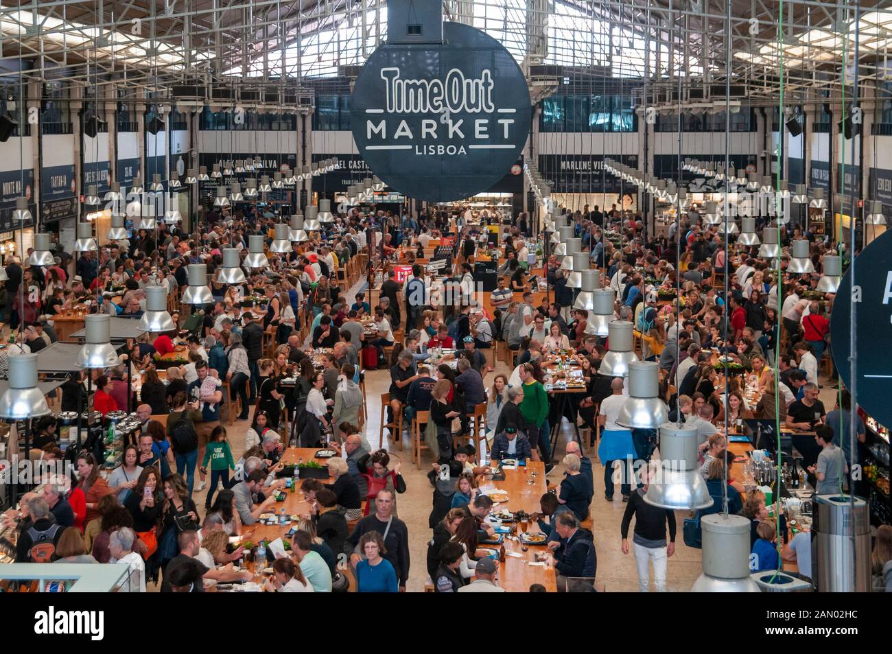 Time Out Market Lisboa ist eine Lebensmittelhalle im Mercado da Ribeira, Lissabon, Portugal Stockfoto
