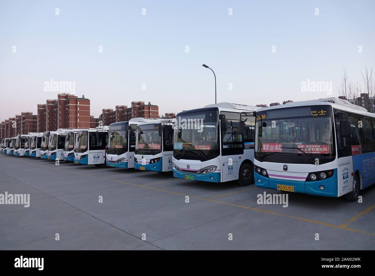 (200115) -- QINGDAO, 15. Januar 2020 (Xinhua) -- Foto aufgenommen am 14. Januar 2020 zeigt die elektrischen Busse im Laixi County Qingdao, der ostchinesischen Provinz Shandong. Um die CO2-Emissionen zu reduzieren und die Umwelt zu schützen, hat Laixi County alle seine Transitbusse in 116 elektrische Busse im Stadtgebiet bei weitem umgebaut. (Xinhua/Ding Hongkong) Stockfoto