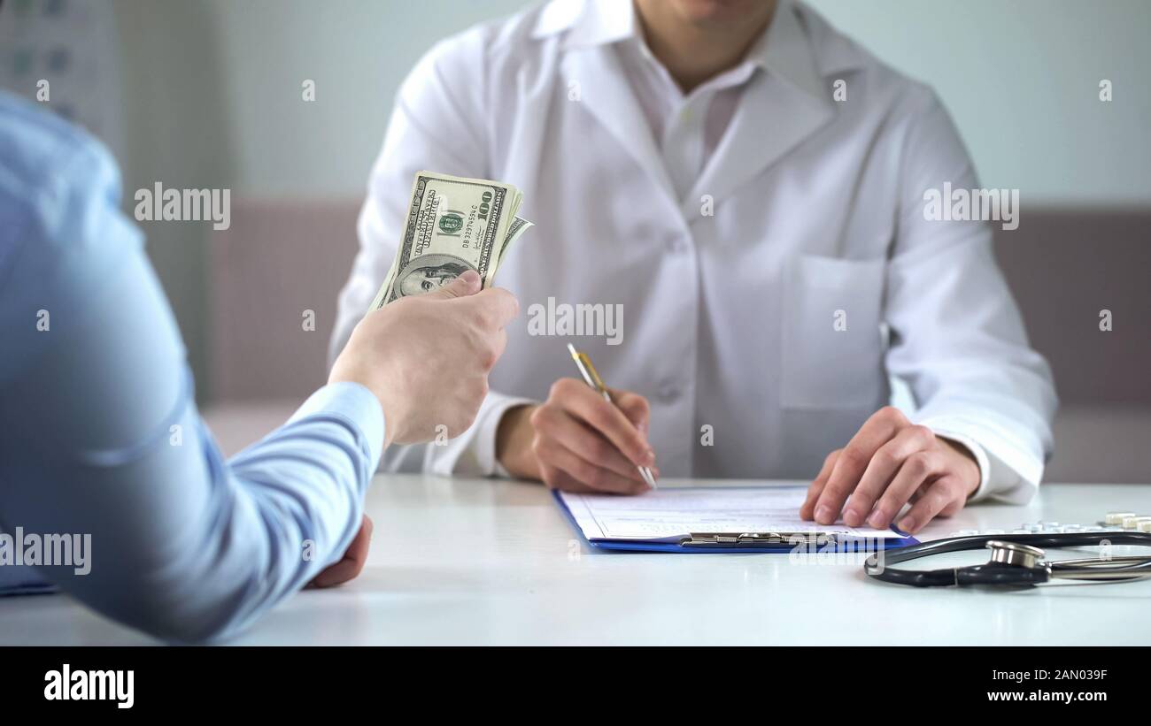 Patient mit Geld, bezahlender Arzt für Behandlung, Privatklinik, Versicherung Stockfoto