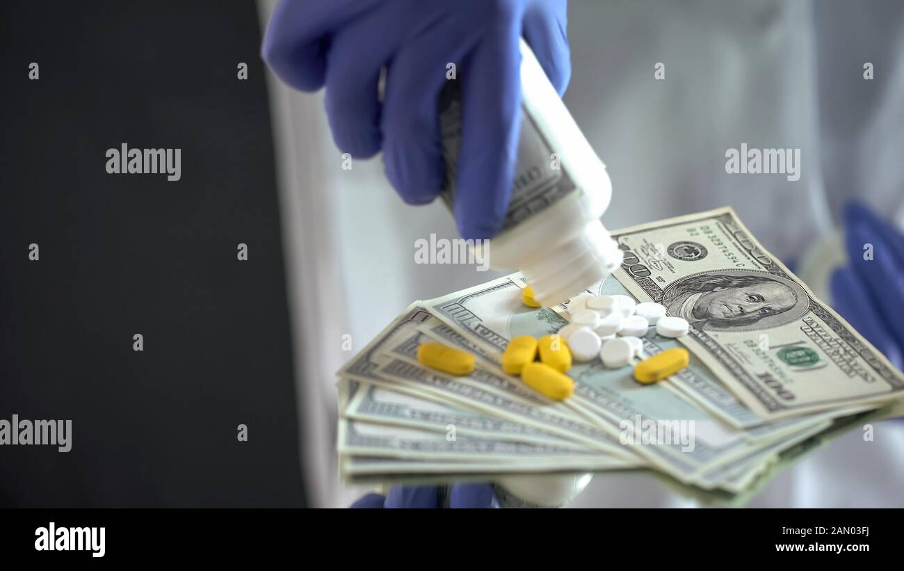 Wissenschaftler lassen Pillen auf Dollar, teure Medikamente, Pharmaunternehmen fallen Stockfoto
