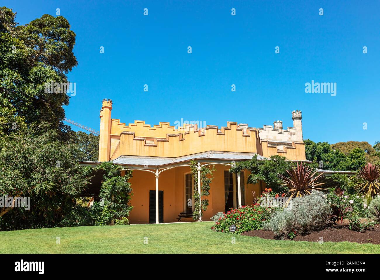 Vaucluse House, ein Herrenhaus aus dem 19. Jahrhundert, von seinen ursprünglichen Gärten und bewaldeten Gelände in der Sydney Vorort von Vaucluse, Australien umgeben. Stockfoto