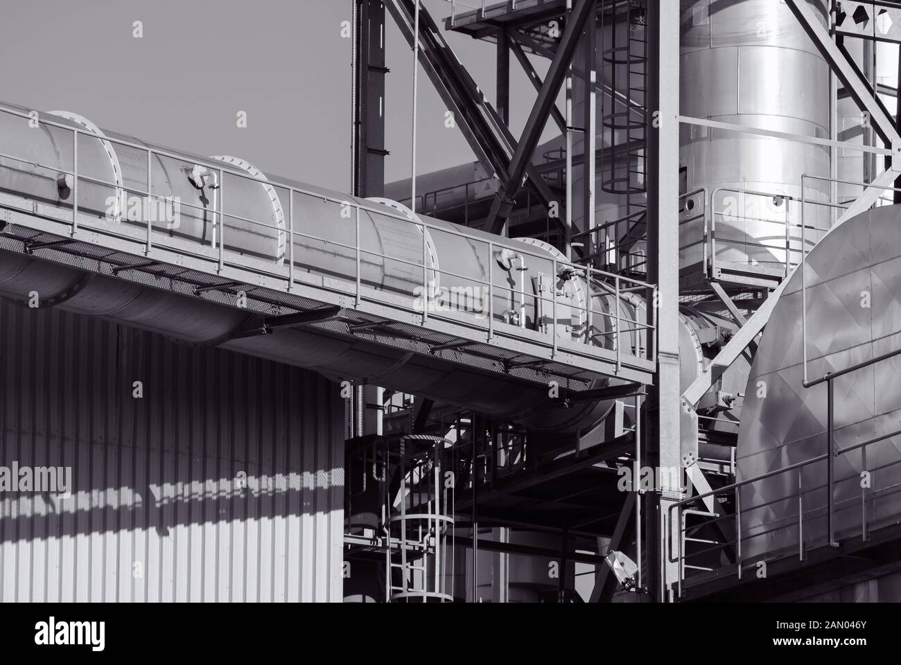 Industrielle Strukturen und Verarbeitungswerk-Details von Rohren und Gantries sind ideal für Geschäfts- und Industriekonzepte Stockfoto