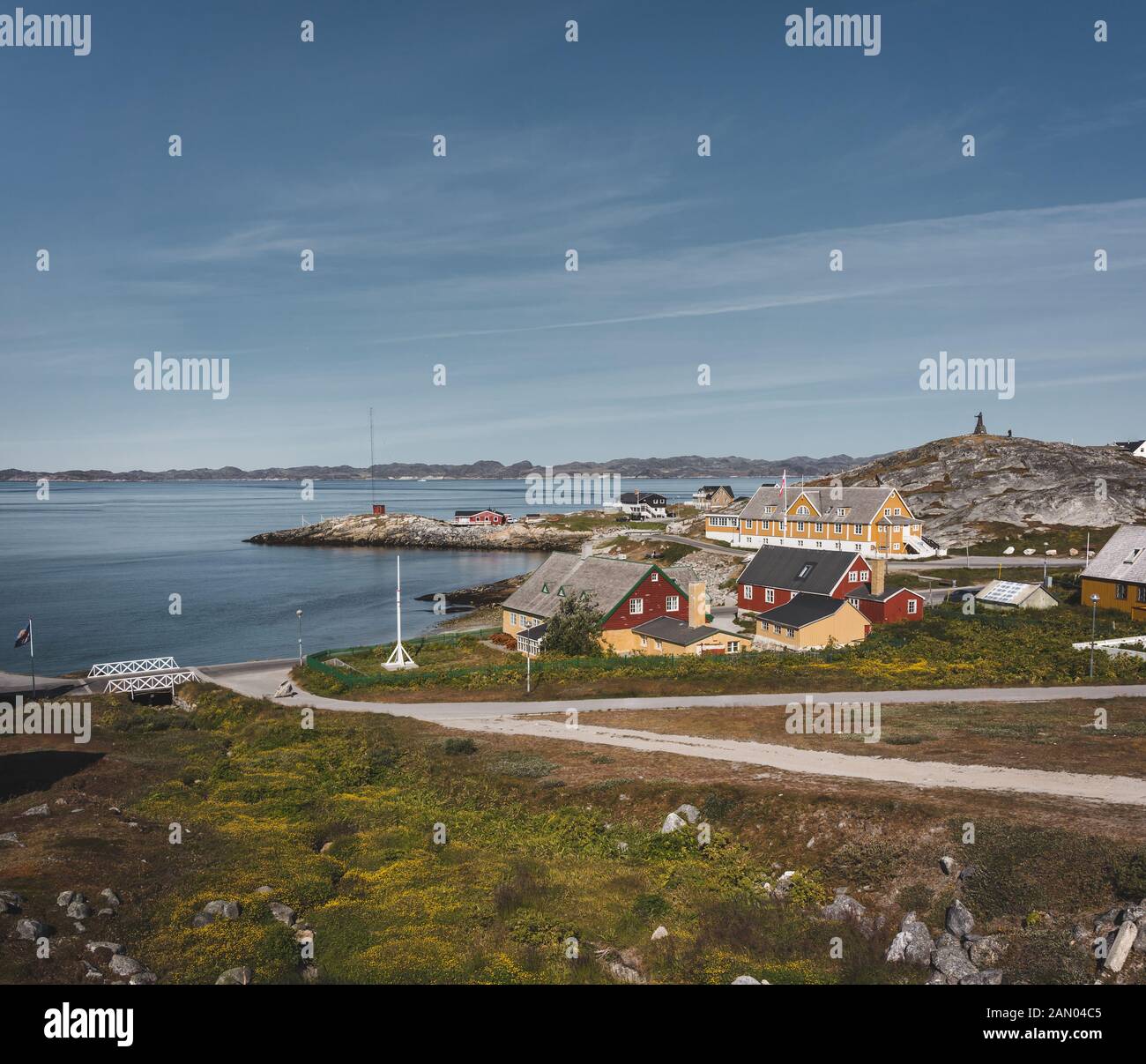 Nuuk Stadt Hans Egede. Hauptstadt von Grönland. Bunte inuit Häuser in einem Vorort von arktischen Hauptstadt Nuuk. Das alte Krankenhaus-Schule an der Waterfront Stockfoto