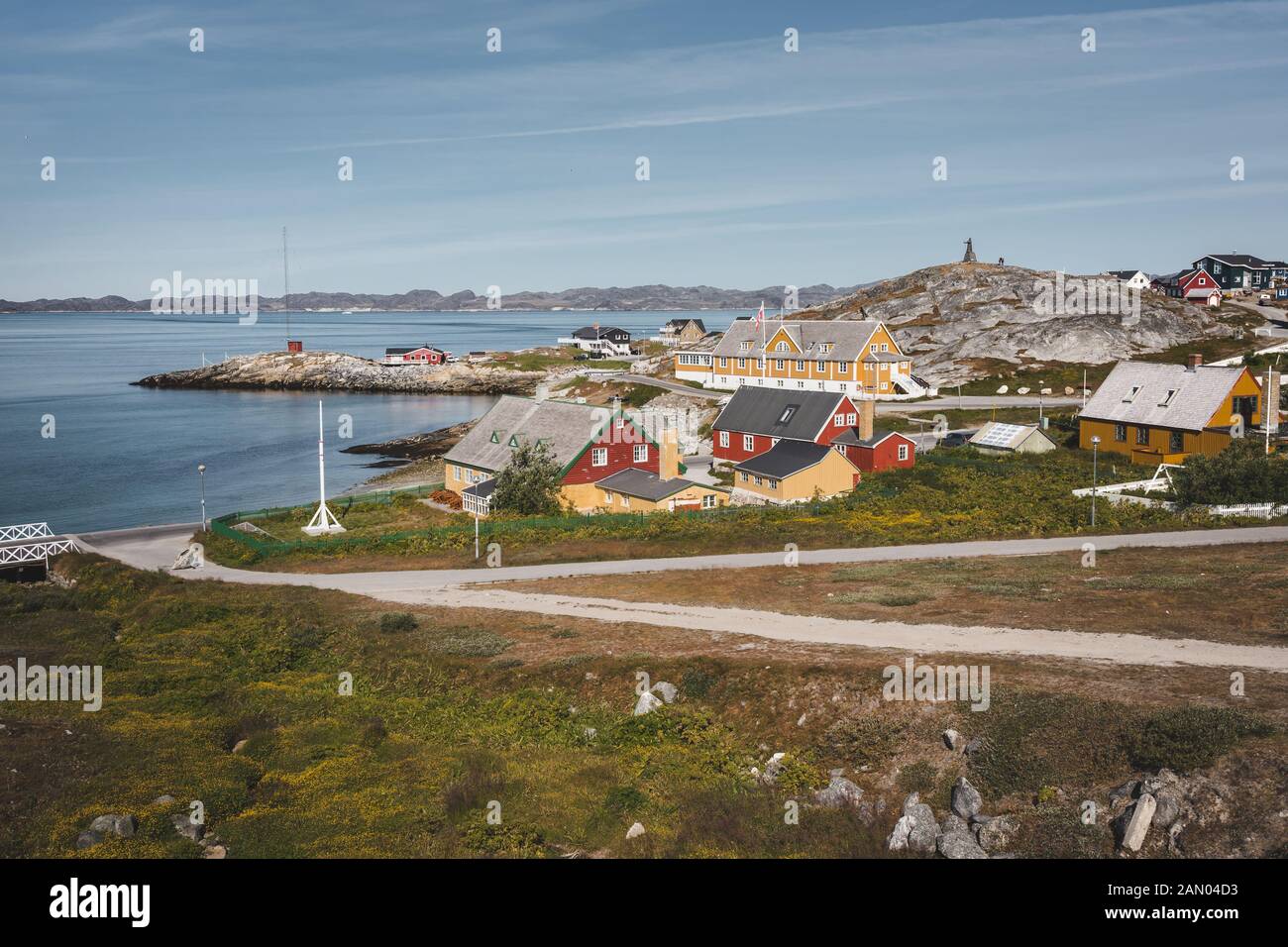 Nuuk Stadt Hans Egede. Hauptstadt von Grönland. Bunte inuit Häuser in einem Vorort von arktischen Hauptstadt Nuuk. Das alte Krankenhaus-Schule an der Waterfront Stockfoto