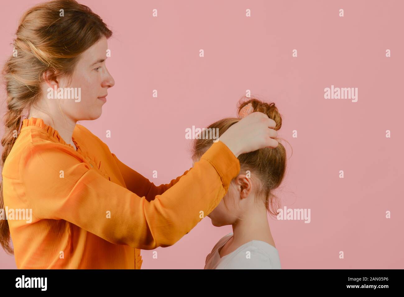 Frau Make-up Artist, modische Frisur zu kleines Mädchen Stockfoto