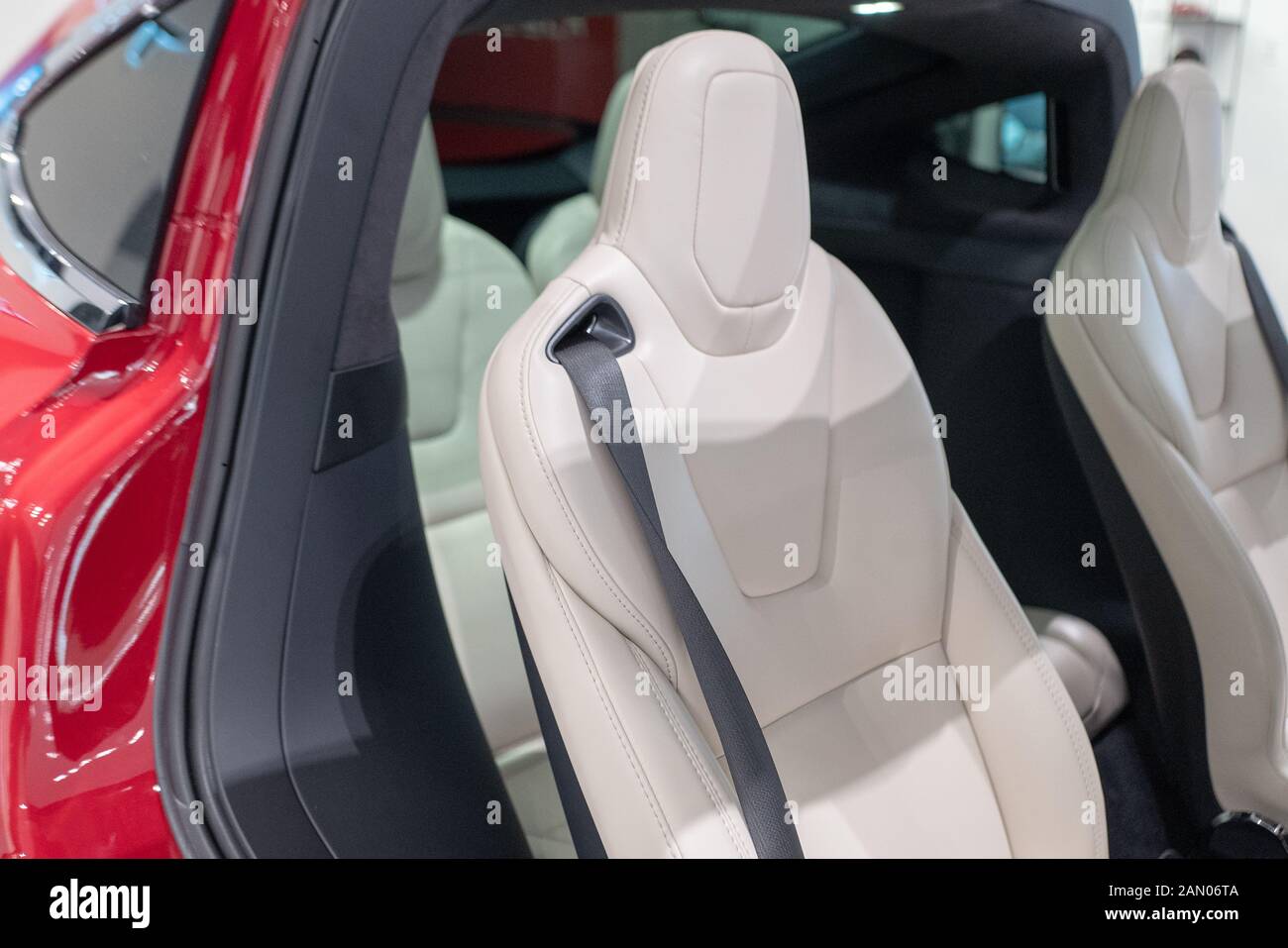 Sitze sind im Inneren einer Tesla Model X SUV auf der Santana Row im Silicon Valley, San Jose, Kalifornien, 3. Januar 2020 sichtbar. () Stockfoto