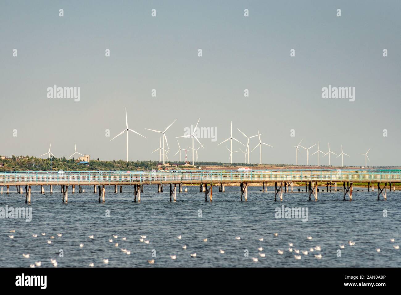 Wind Generatoren mit Turbine Engines und große Rotorblätter. Strom Luft Generatoren sind in das Feld positioniert. Stockfoto