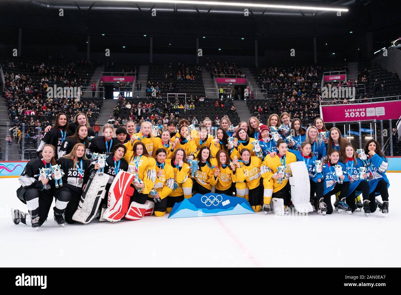 Lausanne, Schweiz. Januar 2020. 15.1.2020, Lausanne, Vaudoise Arena, YOG 2020 - 3on3 Final 1st Place, Team Black (Silver Medal), Team Yellow (Gold Medal) und Team Blue (Bronze Medal) Credit: SPP Sport Press Photo. /Alamy Live News Stockfoto