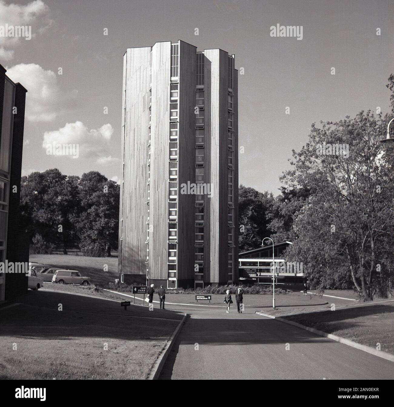 1960er Jahre, historisch, ein Turmblock mit Holzverkleidung, der für Sportlerunterkünfte im National Sports Center im Crystal Palace Park in South London, England, Großbritannien gebaut wurde. Stockfoto