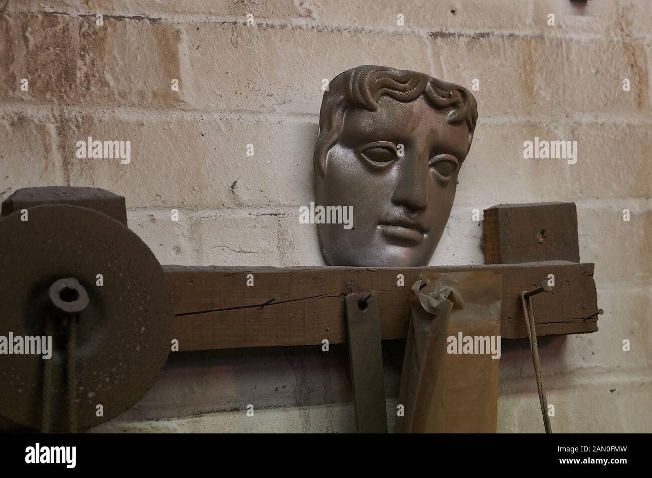 Die BAFTA-Maske made.Making der BAFTA-Masken, die von der British Academy of Film and Television (UKs Version der Oscars) in der New Pro Foundries verliehen werden, werden seit 1976 in derselben Gießerei hergestellt. Stockfoto