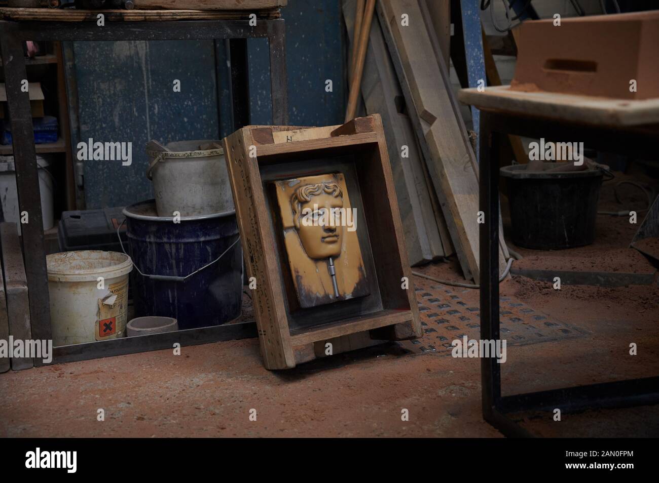 Die BAFTA-Maske made.Making der BAFTA-Masken, die von der British Academy of Film and Television (UKs Version der Oscars) in der New Pro Foundries verliehen werden, werden seit 1976 in derselben Gießerei hergestellt. Stockfoto