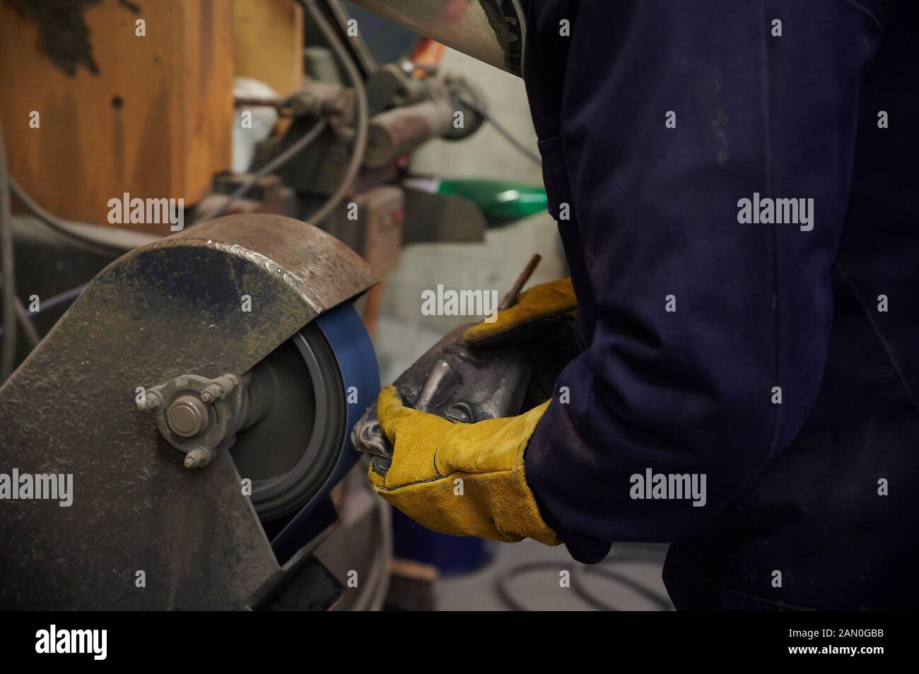 Ein schmied, der die BAFTA Maskiert.Making of the BAFTA Masks, die von der British Academy of Film and Television (UKs Version der Oscars) in der New Pro Foundries ausgezeichnet werden, sie werden seit 1976 in derselben Gießerei hergestellt. Stockfoto