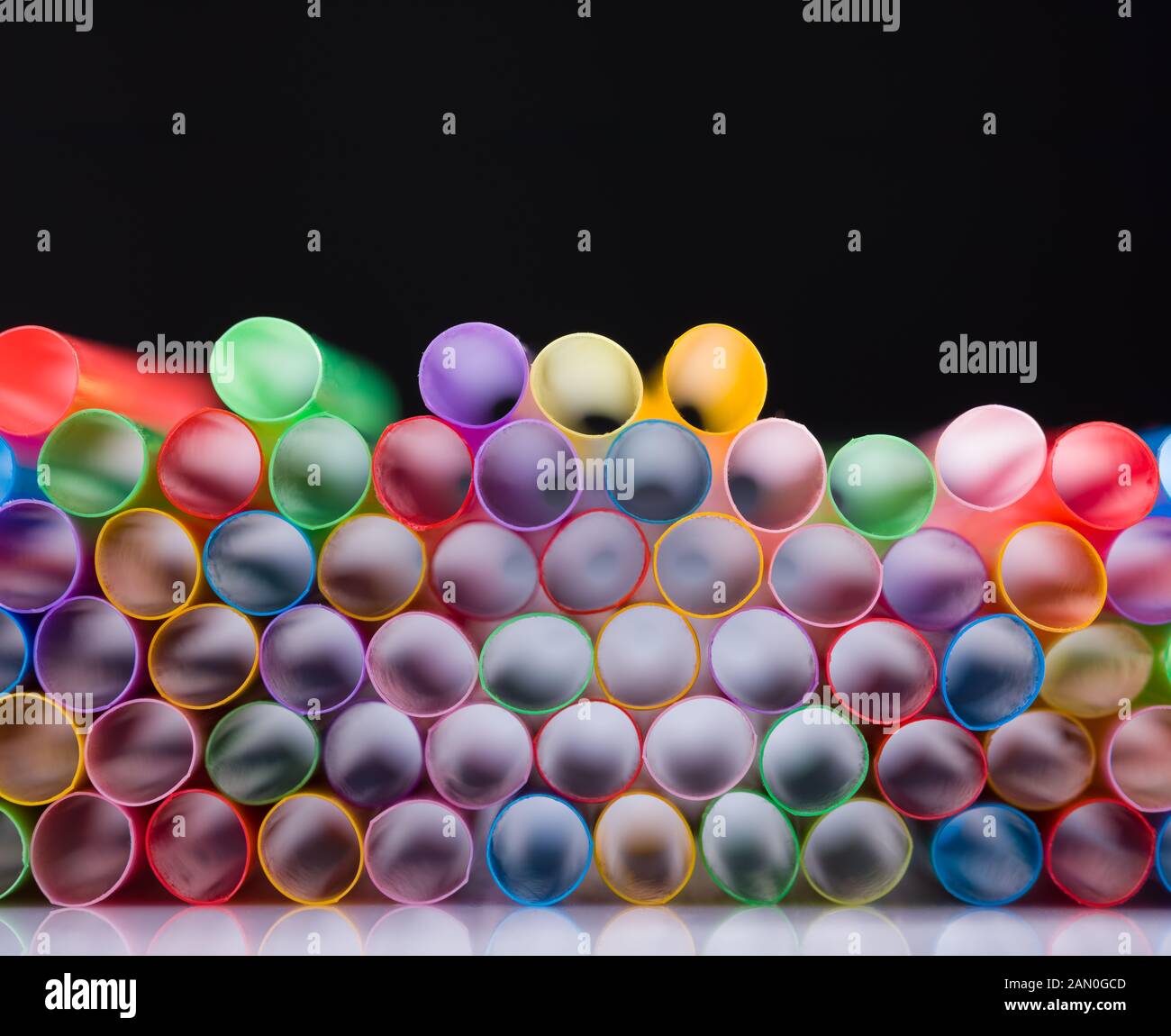 Bunte Getränkestrauten im schwarzen Hintergrund Stockfoto