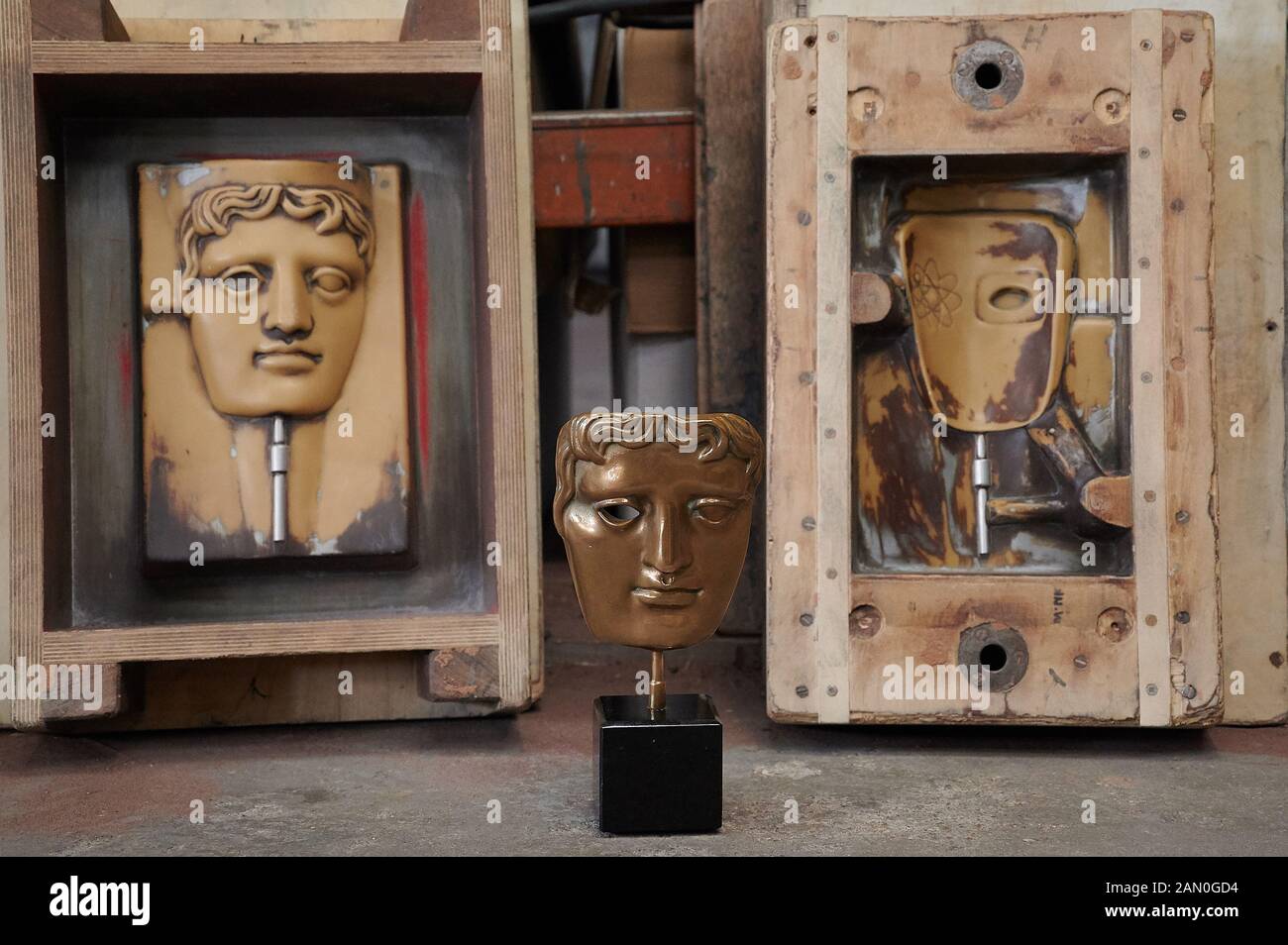 Die BAFTA-Maske made.Making der BAFTA-Masken, die von der British Academy of Film and Television (UKs Version der Oscars) in der New Pro Foundries verliehen werden, werden seit 1976 in derselben Gießerei hergestellt. Stockfoto