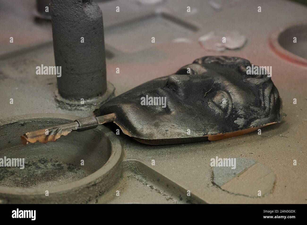 Die BAFTA-Maske made.Making der BAFTA-Masken, die von der British Academy of Film and Television (UKs Version der Oscars) in der New Pro Foundries verliehen werden, werden seit 1976 in derselben Gießerei hergestellt. Stockfoto