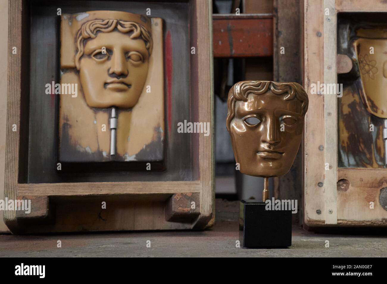 Die BAFTA-Maske made.Making der BAFTA-Masken, die von der British Academy of Film and Television (UKs Version der Oscars) in der New Pro Foundries verliehen werden, werden seit 1976 in derselben Gießerei hergestellt. Stockfoto