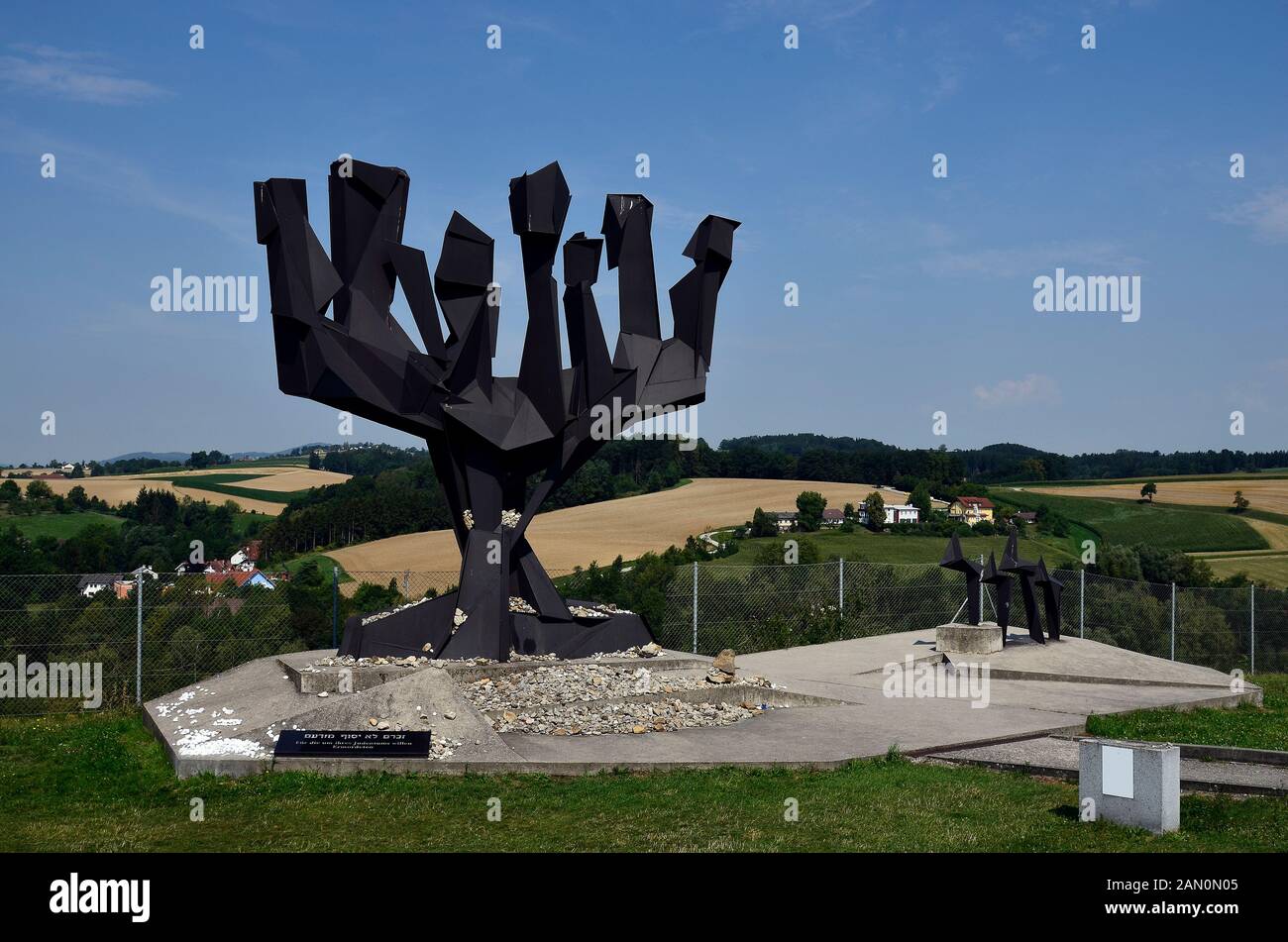 Mauthhausen, Österreich - Juli 18, 2018: Artwork mit schriftlicher erfassen - für diejenigen, die für ihr Judentum ermordet - im Konzentrationslager Mauthausen, Holocaus Stockfoto