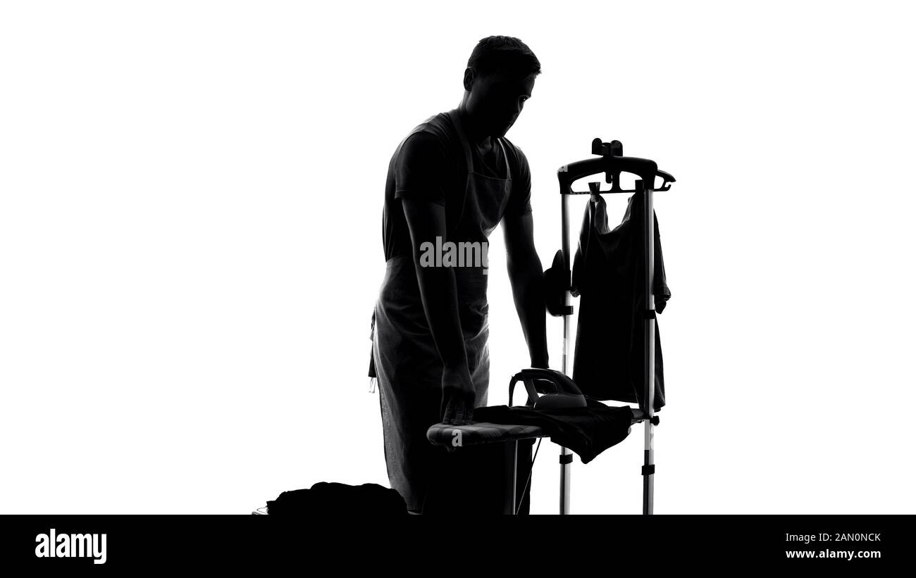 Ehemann Silhouette in der Schürze Gefühl müde von Bügeln Kleidung, Hausarbeit Routine Stockfoto