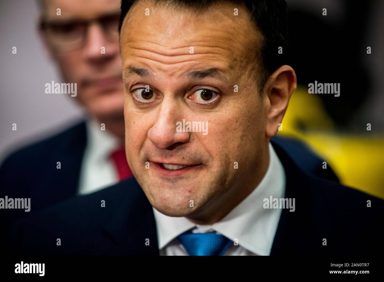 Taoiseach Leo Varadkar (Zentrum) antwortet auf Fragen von Medien während eines Fotocall bei Combilift in Annahagh, Co. Monaghan, um den Allgemeinen Wahlkampf In Fine Gael zu starten. Stockfoto