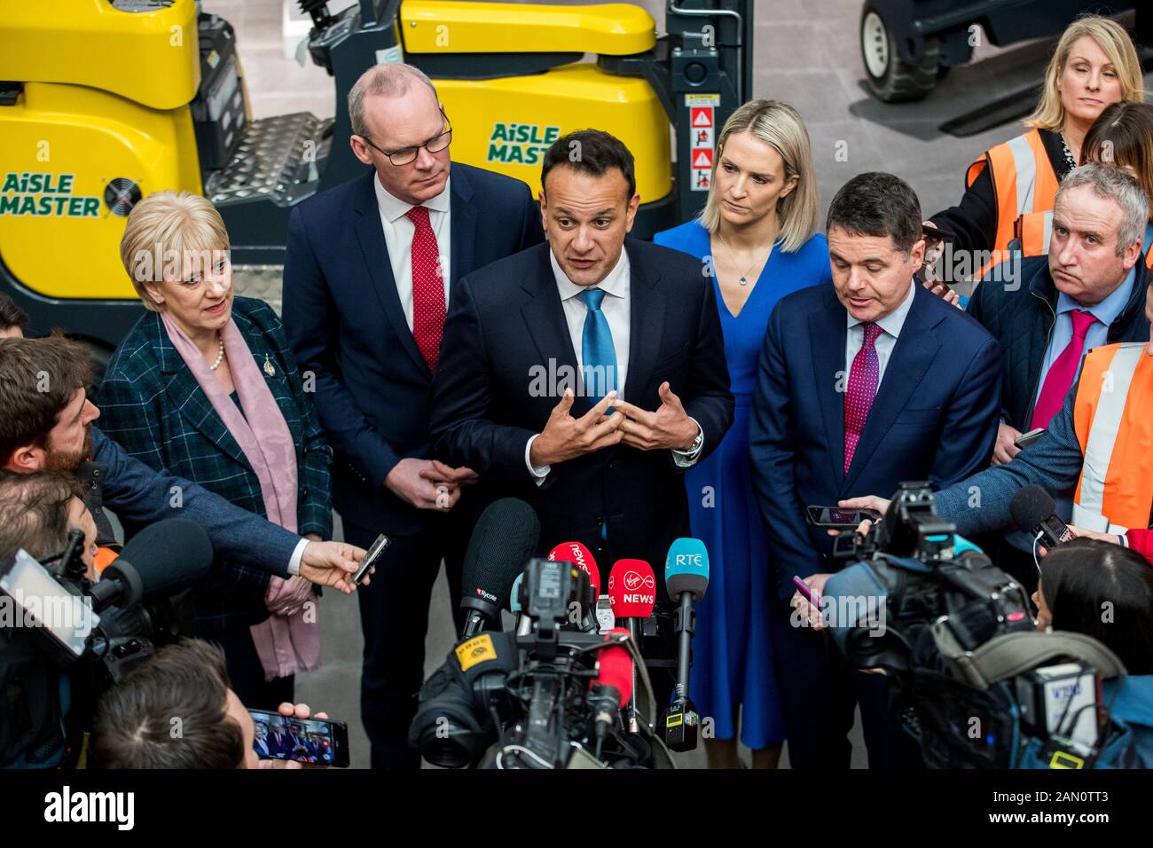 Taoiseach Leo Varadkar (Zentrum) antwortet auf Fragen von Medien während eines Fotocall bei Combilift in Annahagh, Co. Monaghan, um den Allgemeinen Wahlkampf In Fine Gael zu starten. Stockfoto