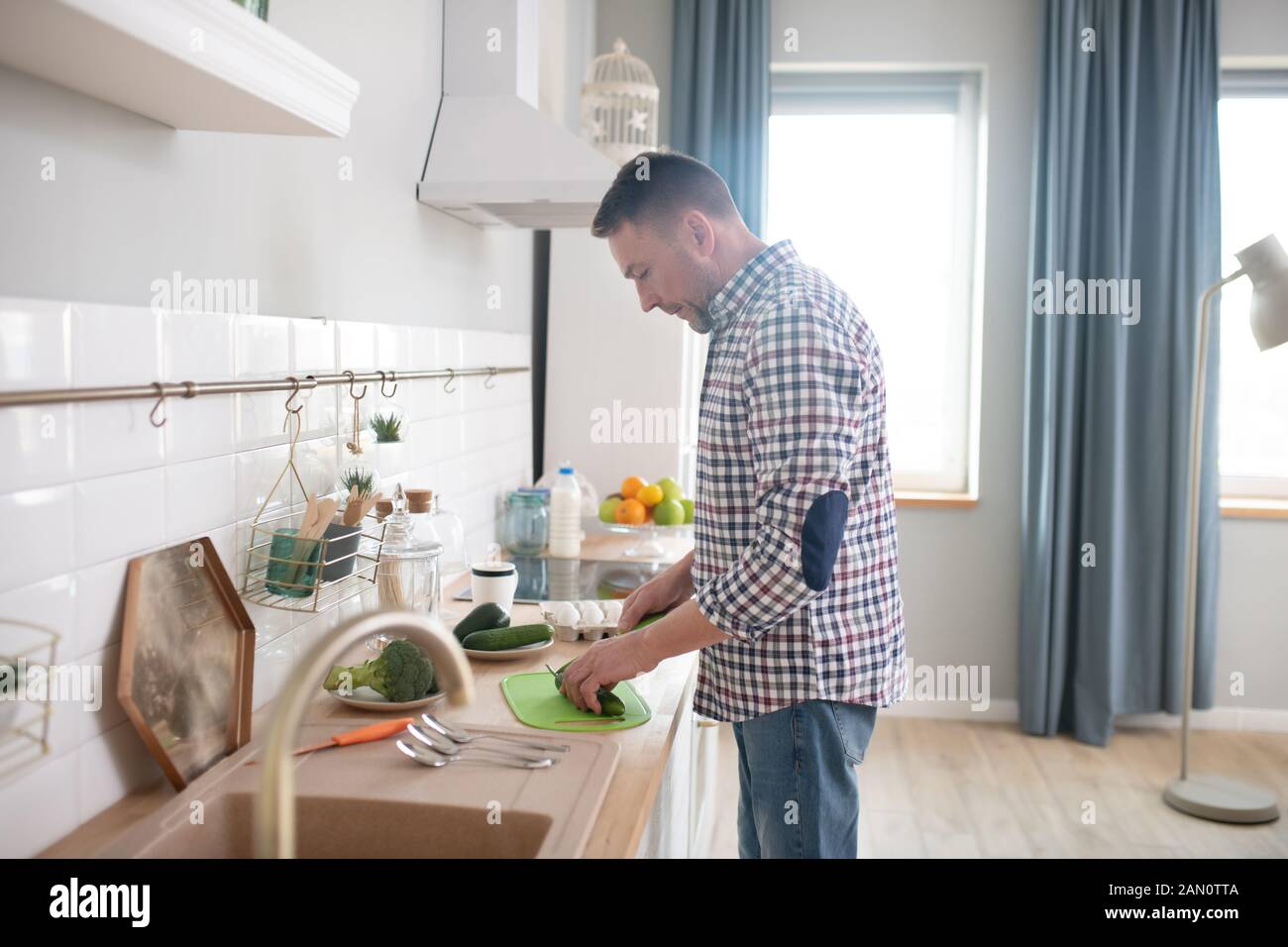 Mann in einem kariertem Hemd Frühstück machen Stockfoto