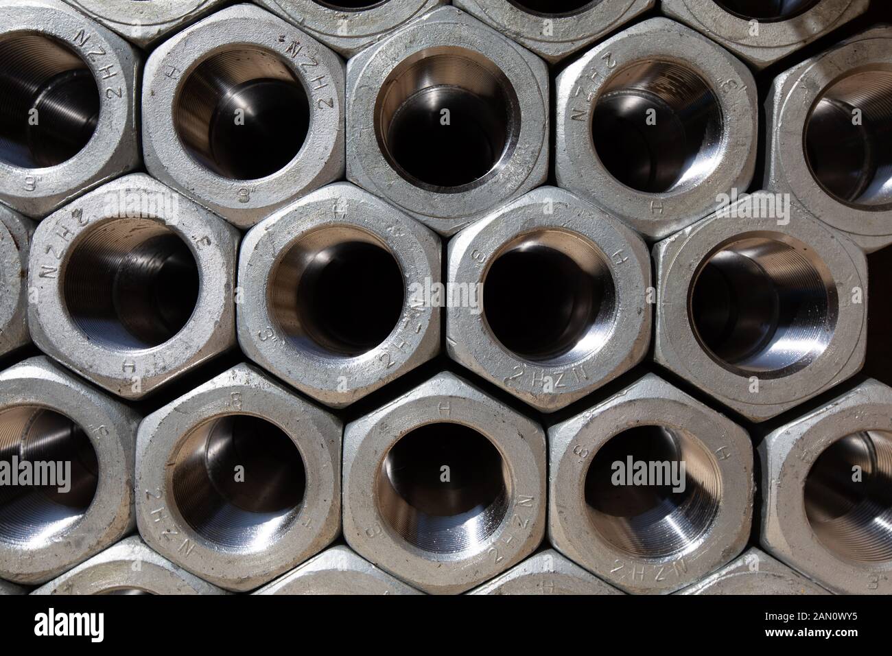 Muttern und Schrauben an industriellen Arbeitsplatz. Stockfoto