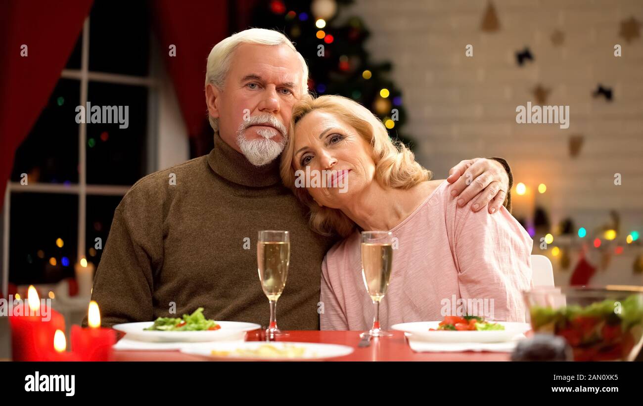 Einsames kinderloses älteres Paar, das Weihnachten feiert, Ehemann umarmende Frau Stockfoto