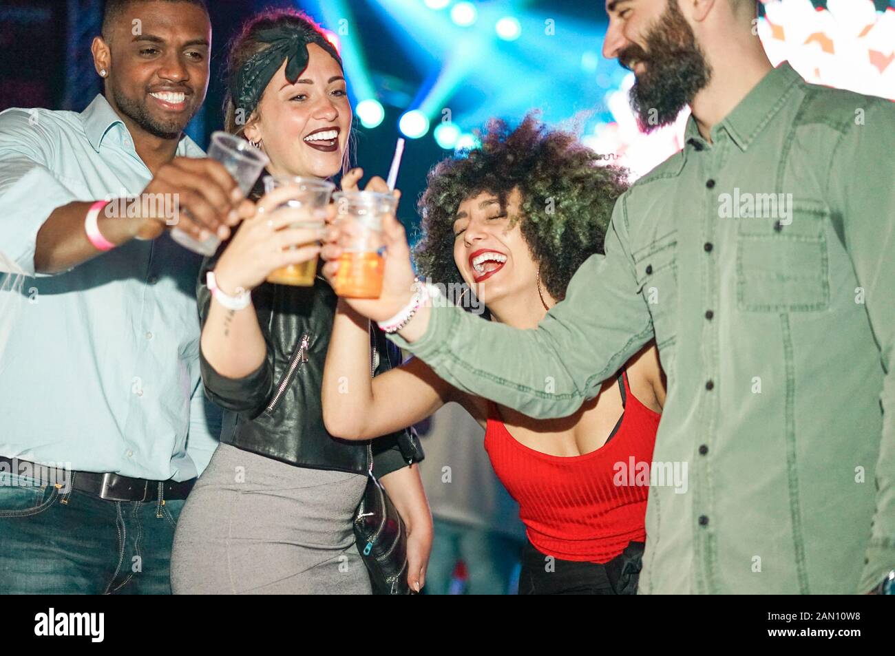 Gerne Freunde Spaß in Hostel Wohnzimmer - junge Menschen aus verschiedenen Ländern genießen die Zeit zusammen Musik - Fokus auf der linken Hand h Stockfoto