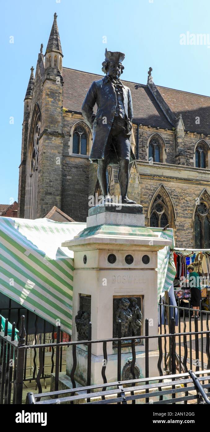 Statue oder Skulptur von James Boswell, die im Jahr 1908 von Percy Fitzgerald, Lichfield, Staffordshire, England, Großbritannien gestaltet wurde Stockfoto