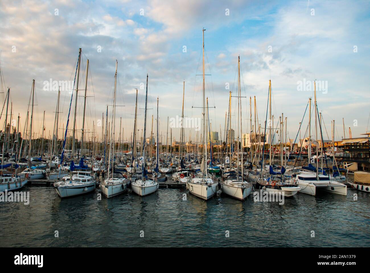 Port Vell, Barcelona, Spanien - September 2013: Innere Hafen von Port Vell in der Stadt Barcelona. Die marina Häuser Yachten und Boote. Stockfoto