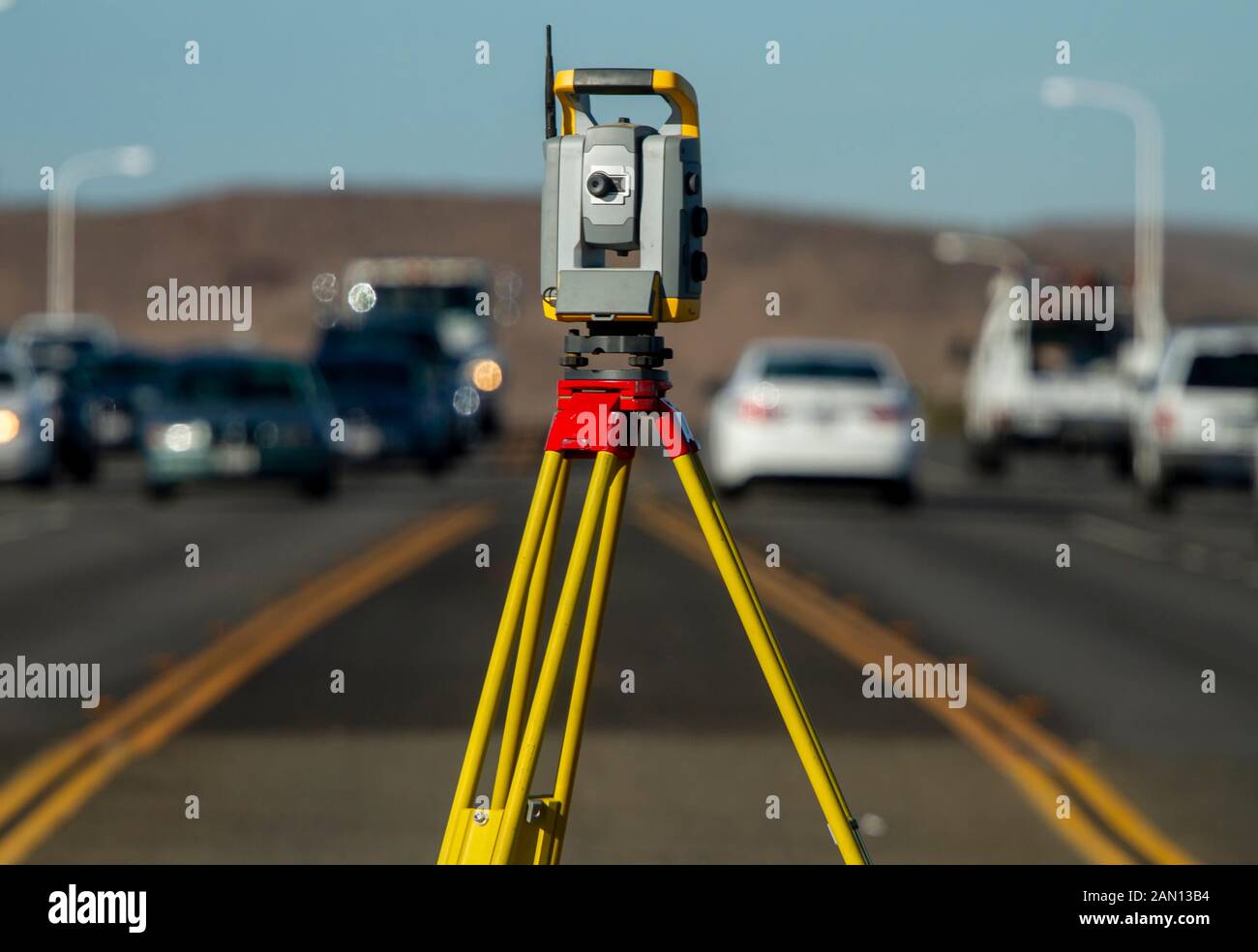 Land Übersicht Ausrüstung auf der Straße mit der Straße zu einem Hügel im Hintergrund mit Verkehr Stockfoto