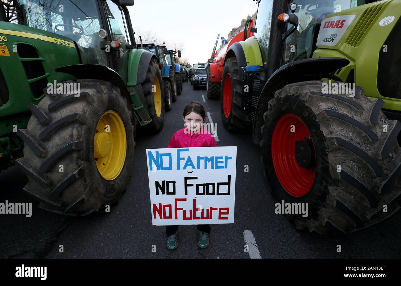 Shauna Smith (9) aus Cavan, unter den Traktoren, die auf dem Merrion Square im Stadtzentrum von Dublin geparkt wurden, als Protest der Landwirte über die Preise, die sie für ihre Produkte erhalten, weiter geht. Stockfoto