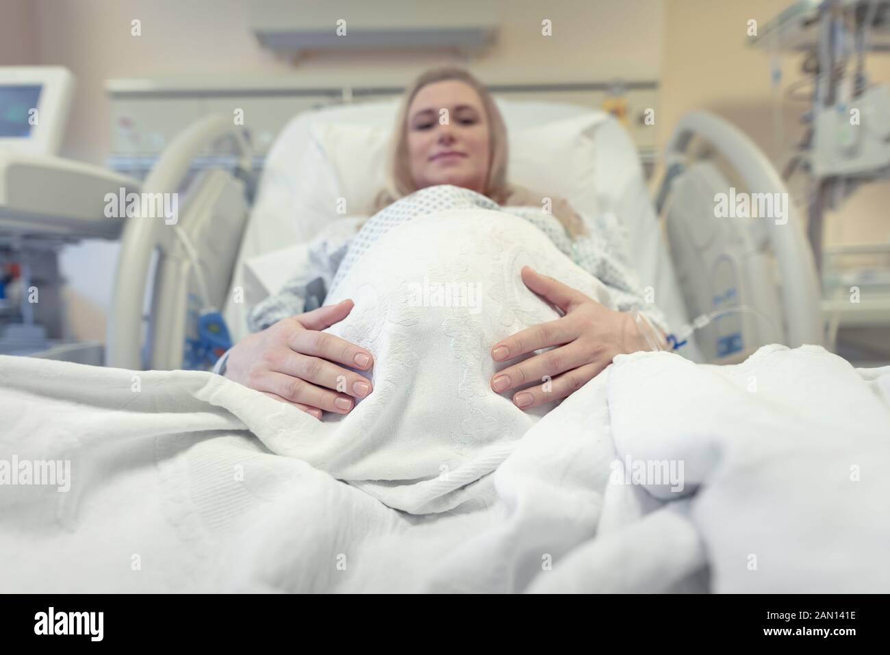 Schwangere Frau in der pränatalen Klinik, gesunde Schwangerschaft, bei Ultraschalltermin, Herzschlag vor dem Kindergebärden prüfen Stockfoto