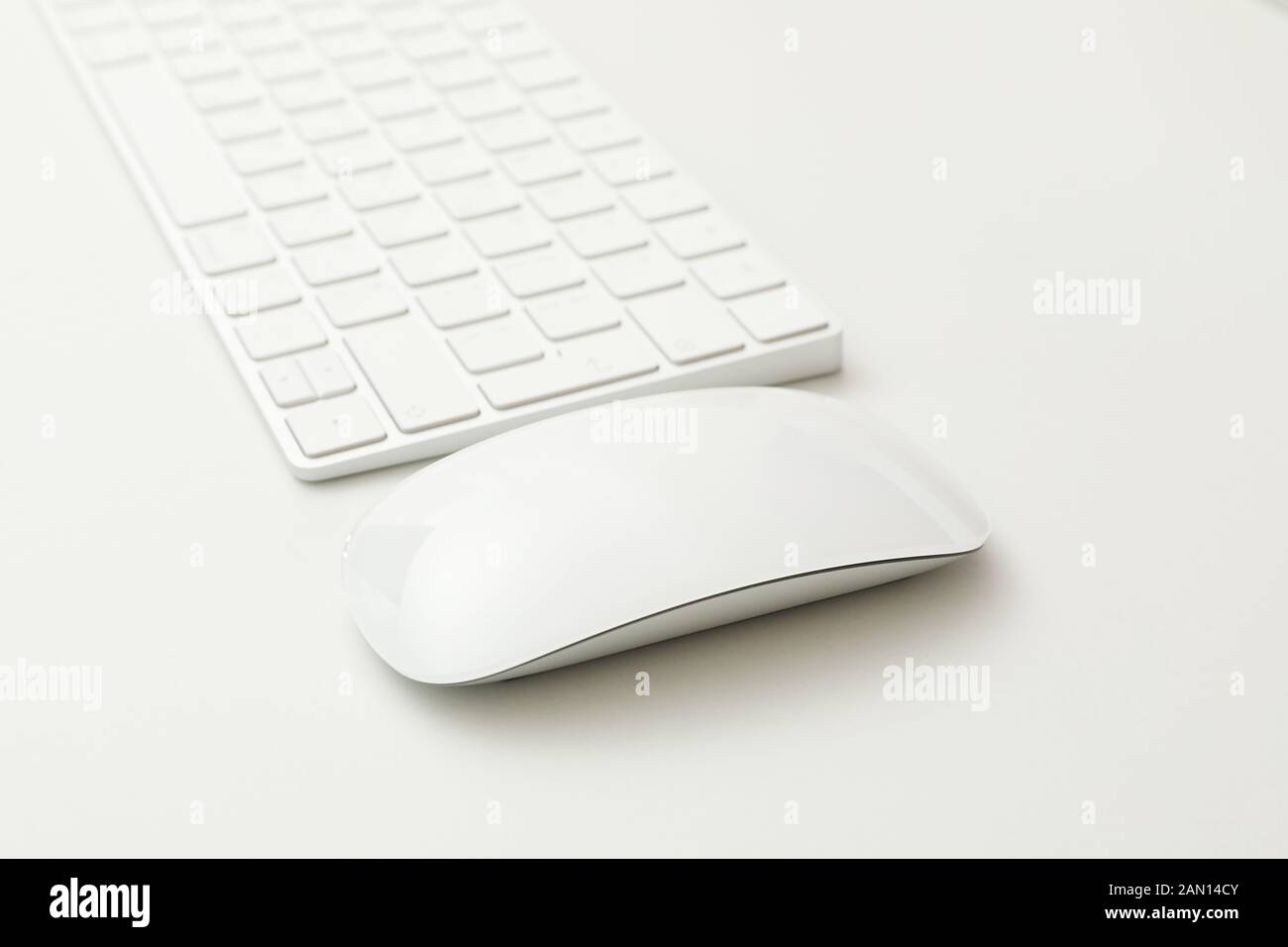 Tastatur und Maus auf weißem Hintergrund, Nahaufnahme Stockfoto