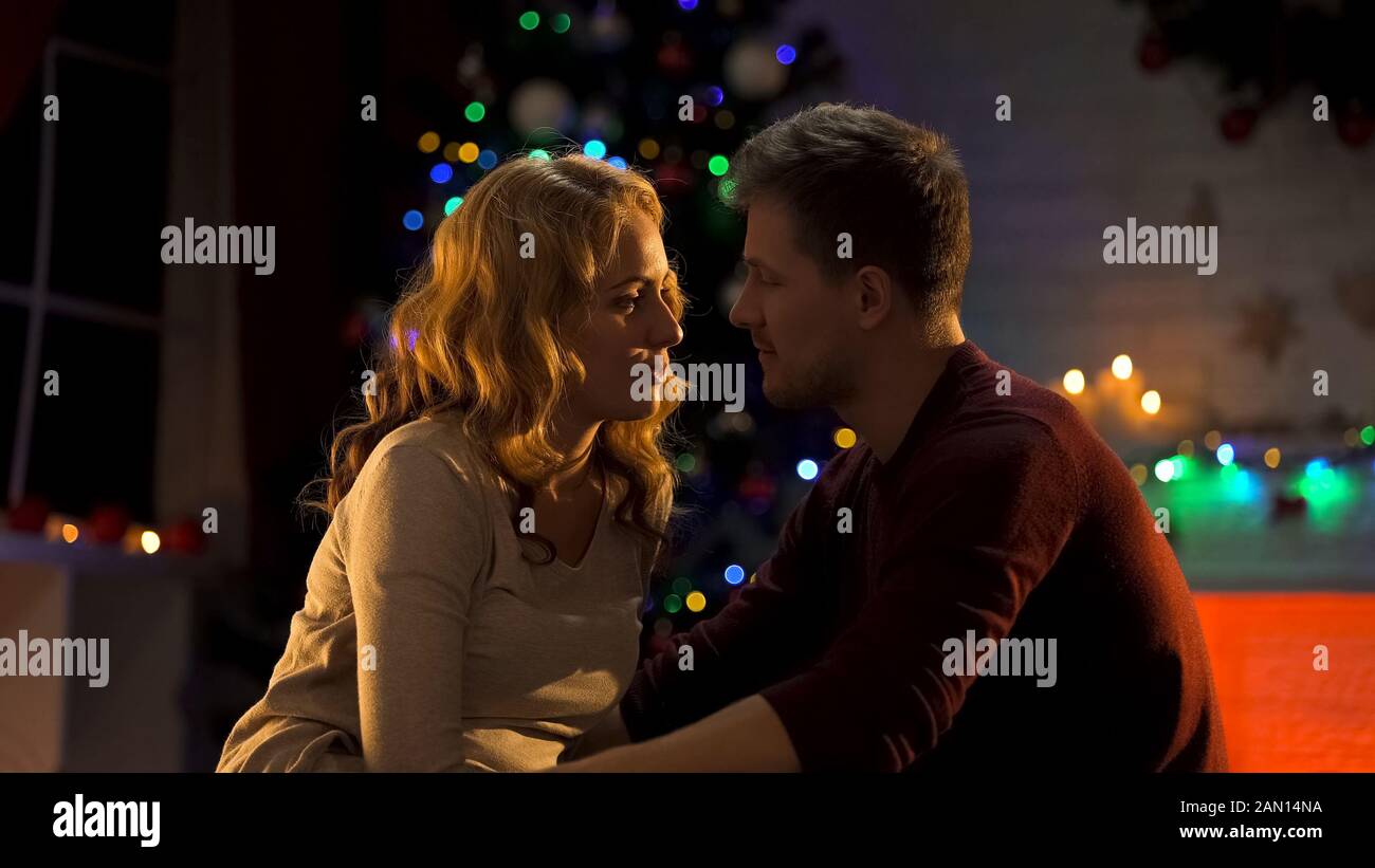 Junges Paar verliebt sich an einem magischen Weihnachtsabend, festlicher Atmosphäre, Romantik Stockfoto