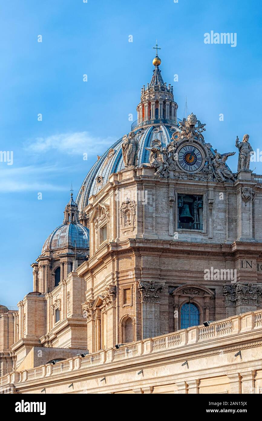 Vatikanstadt - Januar 08, 2014: Einer von zwei Uhren auf der Vorderseite des St. Peters Kathedrale in der Vatikanstadt. Stockfoto